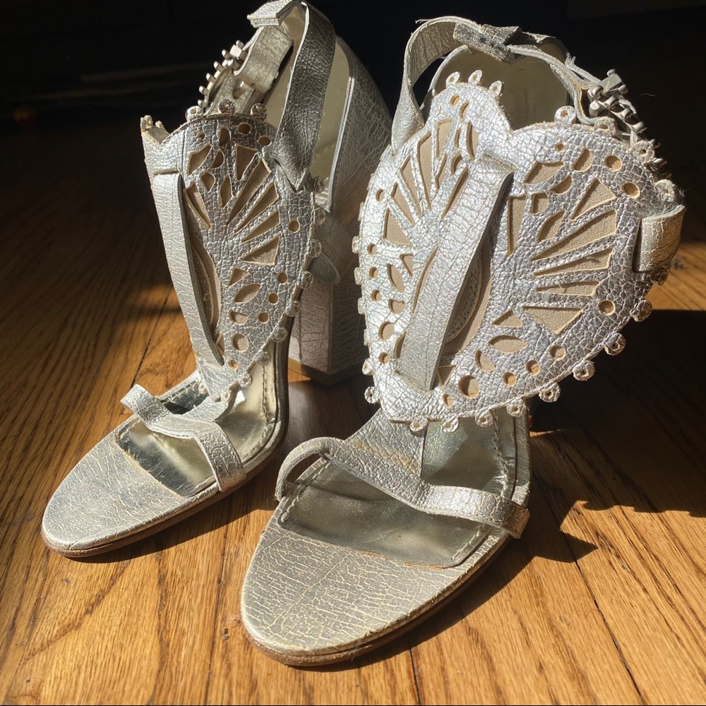 ⚡️Givenchy metallic leather lace heart block heels